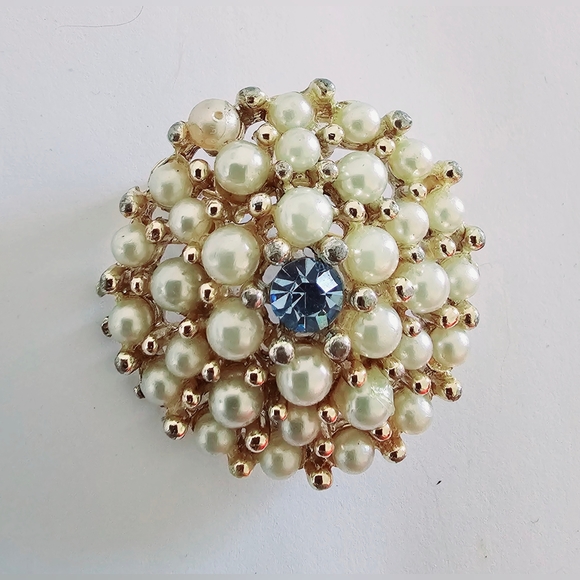 Authentic Original Vintage Style Jewelry - Brilliant lovely 1950 pearl dome cluster bauble blue rhinestone center brooch